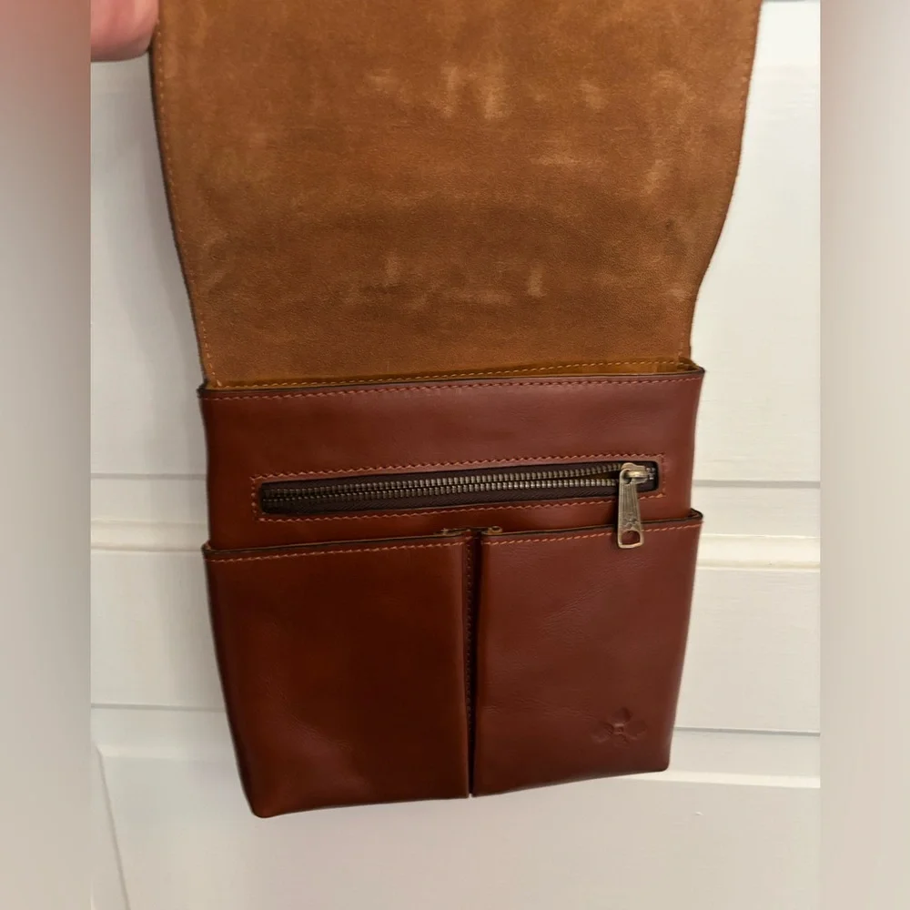 Patricia Nash tooled leather fold over crossbody purse. NWT with dust bag. - Picture 3 of 5